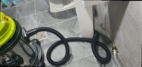 시흥 미산동 하수구막힘 배수구 주변 상태와 물 고임 여부를 확인하는 모습